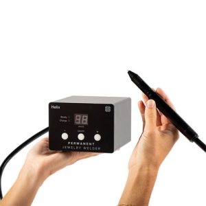 מכונת ריתוך נקודתי חשמלית Helix מבית PEPETOOLS ארה"ב. מערכת מקצועית וקומפקטית לריתוך נקי של שרשראות ותכשיטים עדינים.