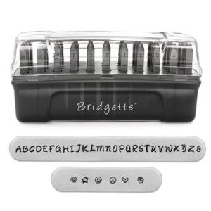 סט חותמות הטבעה אותיות גדולות באנגלית BRIDGETTE + צורות 3 מ"מ ( 33 יחידות) במארז פלסטיק
