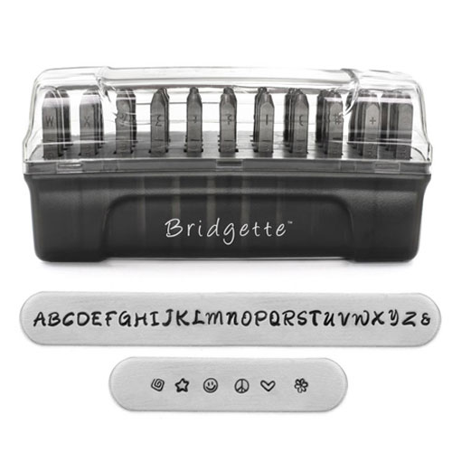 סט חותמות הטבעה אותיות גדולות באנגלית BRIDGETTE + צורות 3 מ"מ ( 33 יחידות) במארז פלסטיק