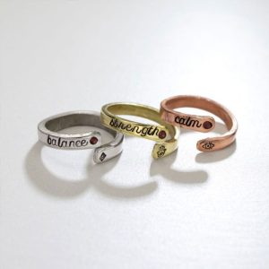 סט חותמות הטבעה אותיות גדולות באנגלית AMETHYST + צורות 3 מ"מ ( 33 יחידות) במארז פלסטיק